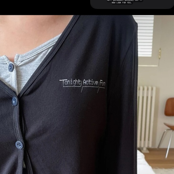 DAZY Letter Graphic Button Up Crop Top Black Gray Small - Picture 2 of 4